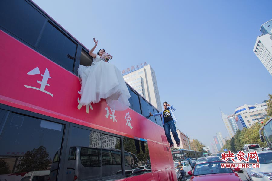 鄭州街頭現(xiàn)懸浮“婚禮” 呼吁摒棄物質追求純真愛情