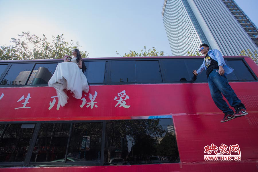 鄭州街頭現(xiàn)懸浮“婚禮” 呼吁摒棄物質追求純真愛情