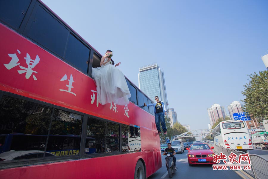 鄭州街頭現(xiàn)懸浮“婚禮” 呼吁摒棄物質追求純真愛情
