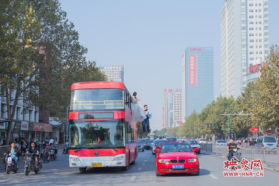 鄭州街頭現(xiàn)懸浮“婚禮” 呼吁摒棄物質追求純真愛情