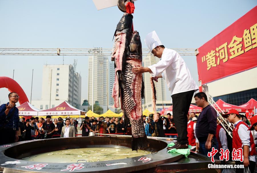 河南鄭州，一個直徑3.15米，深0.7米，可容納3噸高湯的“中原第一鍋”現場烹煮火鍋盛宴。