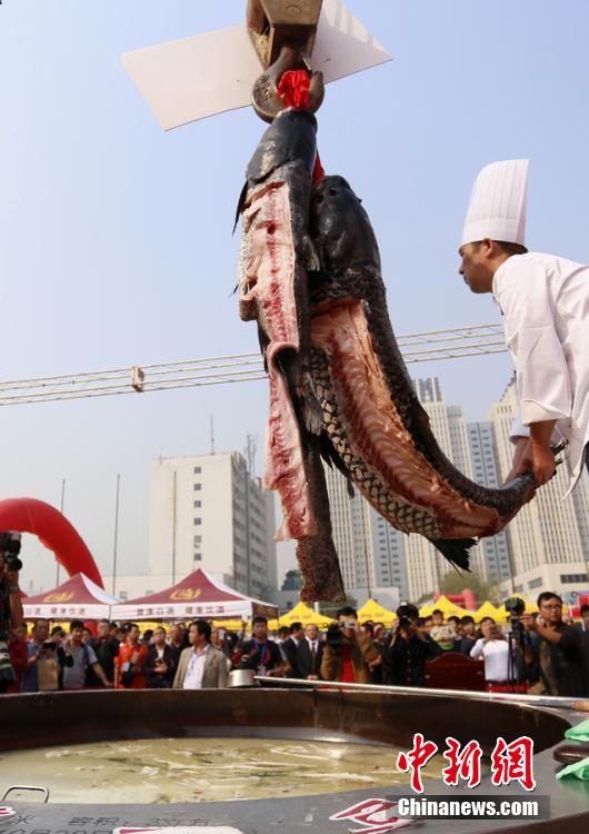 廚師對魚肉進行處理。 圖片來源：CFP視覺中國