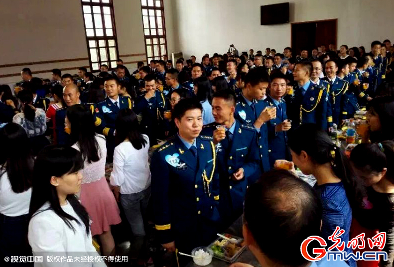 湖北武漢，“嫁人就嫁解放軍”，每年一屆的武漢軍旅姻緣會17日在駐漢空軍某指揮所文化活動中心舉行