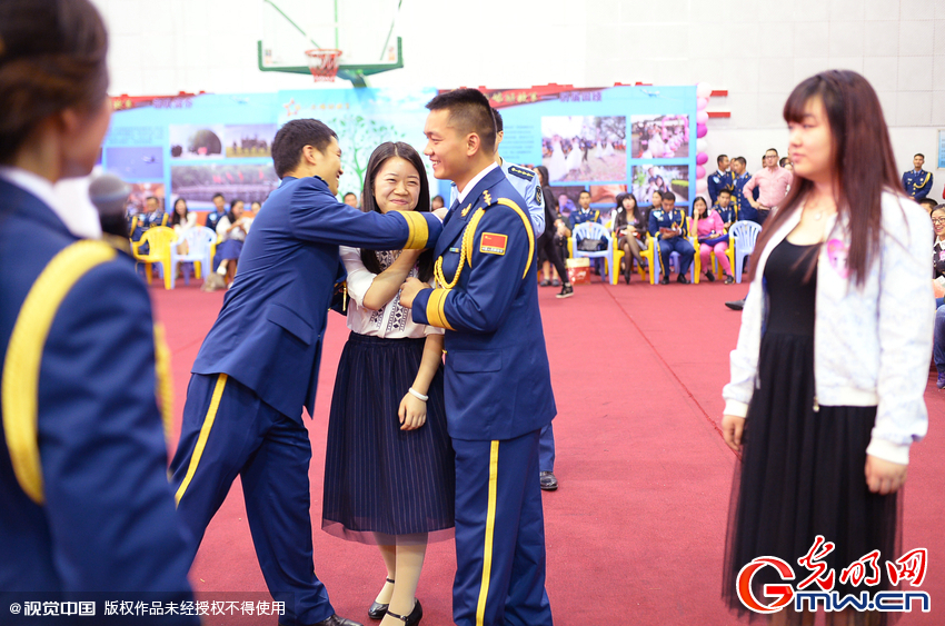 湖北武漢，“嫁人就嫁解放軍”，每年一屆的武漢軍旅姻緣會17日在駐漢空軍某指揮所文化活動中心舉行