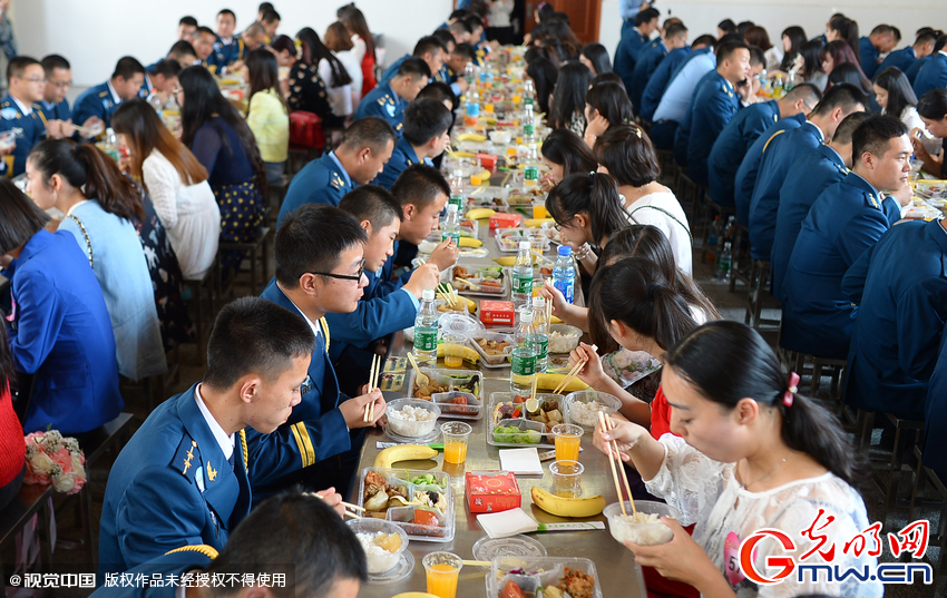 湖北武漢，“嫁人就嫁解放軍”，每年一屆的武漢軍旅姻緣會17日在駐漢空軍某指揮所文化活動中心舉行