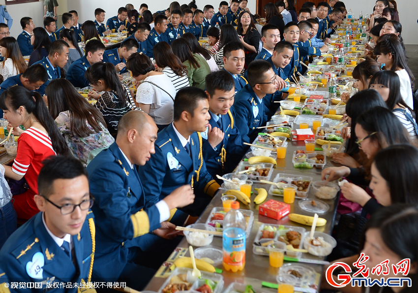 湖北武漢，“嫁人就嫁解放軍”，每年一屆的武漢軍旅姻緣會17日在駐漢空軍某指揮所文化活動中心舉行