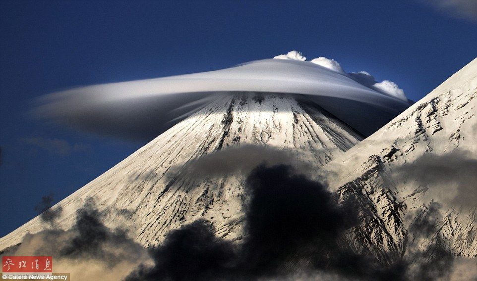 火山上籠罩著類似于外星飛碟形狀的云彩，場景猶如科幻大片。