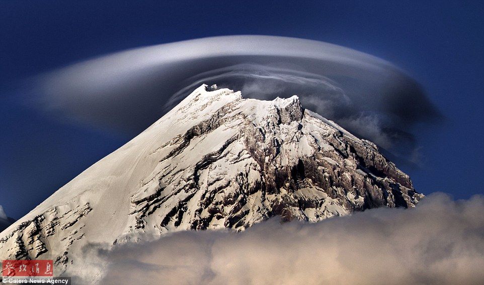 火山上籠罩著類似于外星飛碟形狀的云彩，場景猶如科幻大片。