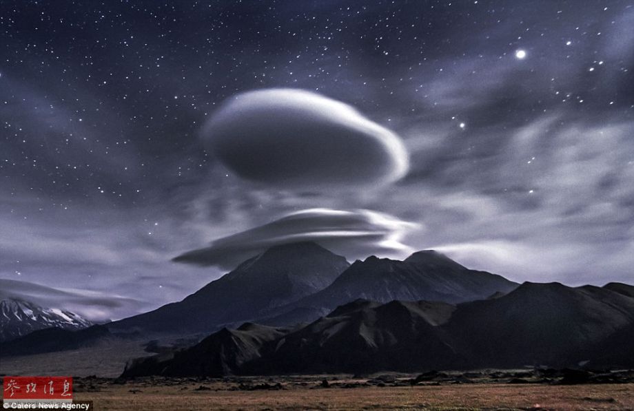 火山上籠罩著類似于外星飛碟形狀的云彩，場景猶如科幻大片。