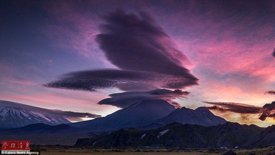 火山上籠罩著類似于外星飛碟形狀的云彩，場景猶如科幻大片。