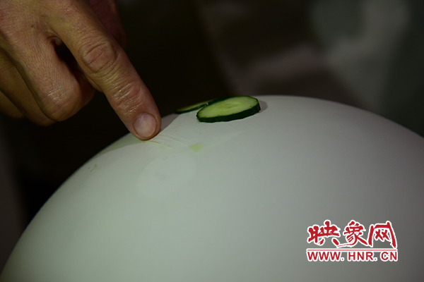 在面團氣球上切菜。
