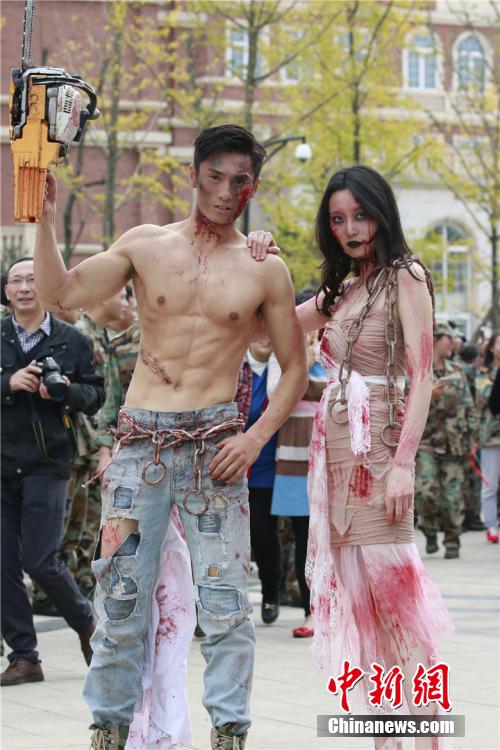 男神教師扮“鬼”學(xué)生稱其為“史上顏值最高男鬼”。何浠 攝