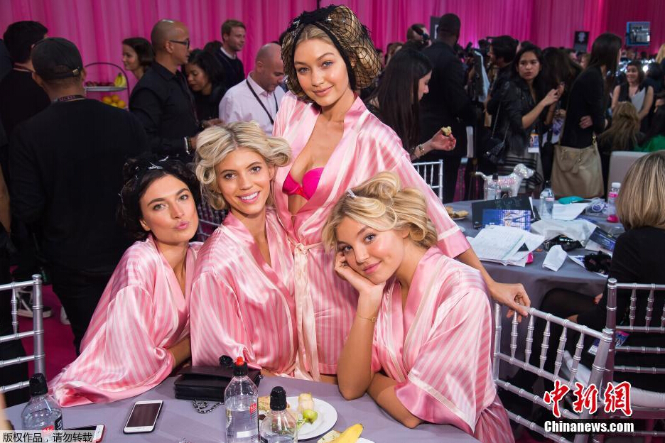 圖為模特Jacquelyn Jablonski（左起），Devon Windsor，Gigi Hadid和Rachel Hilbert在后臺(tái)合影。