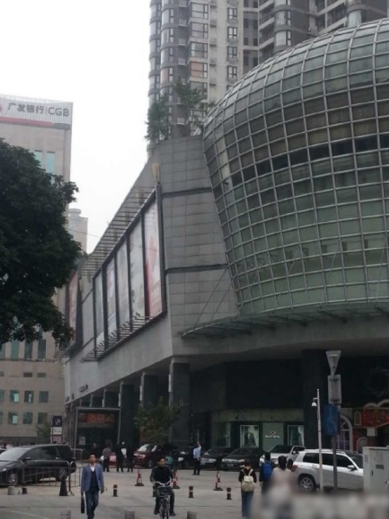 一輛停在停車位上的寶馬轎車，被墜落的樹枝砸中，樹枝徑直插入車內(nèi)，現(xiàn)場引發(fā)不少市民圍觀拍照。
