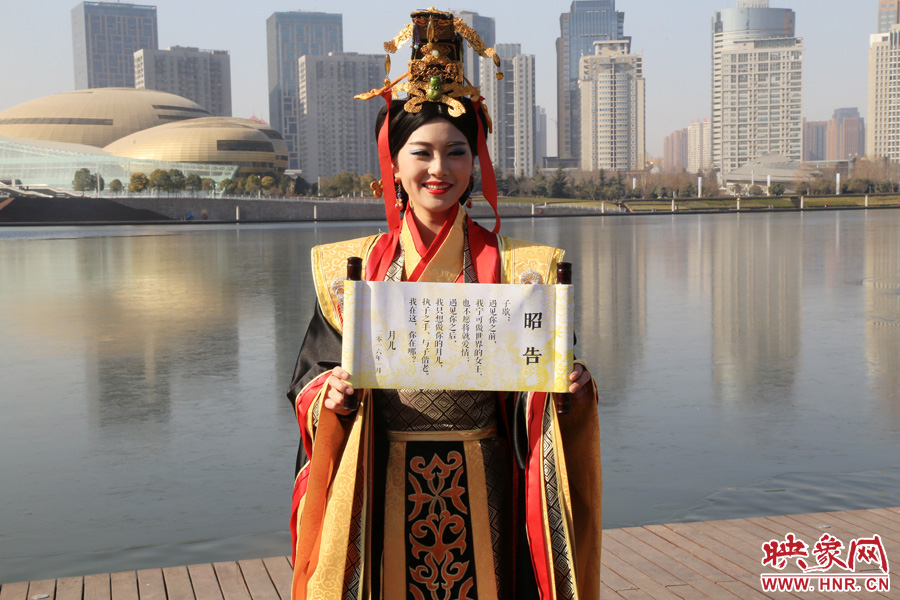 扮成羋月的女子叫小賈，今年27歲，家在鄭州，有房有車。