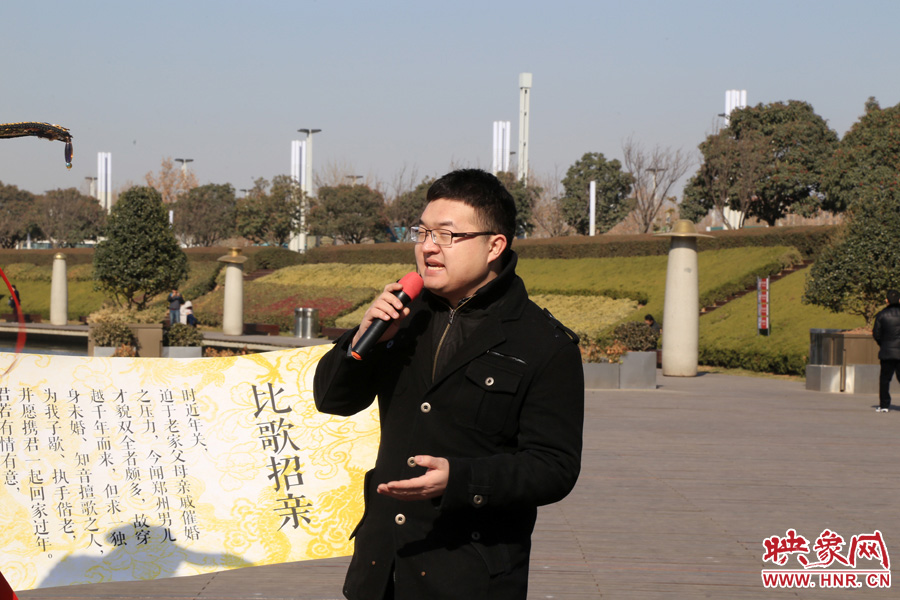 多位在鄭東新區(qū)CBD如意湖附近寫字樓上班的單身男性，聞訊前來唱歌應征。