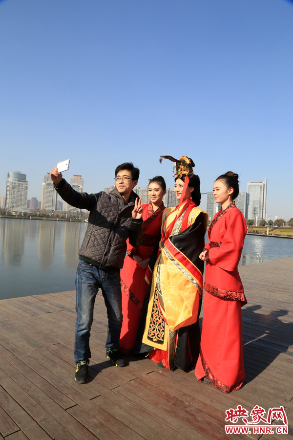在比歌招親現(xiàn)場，有許多人圍觀拍照。