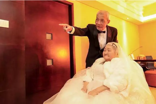 情人節(jié)最溫暖告白！84歲老人包下整樓示愛老伴
