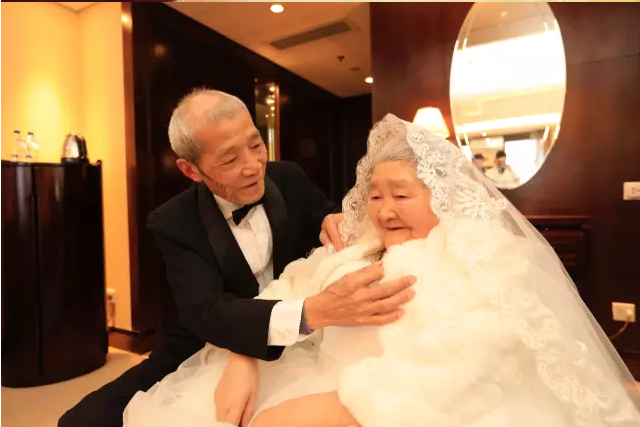 情人節(jié)最溫暖告白！84歲老人包下整樓示愛老伴