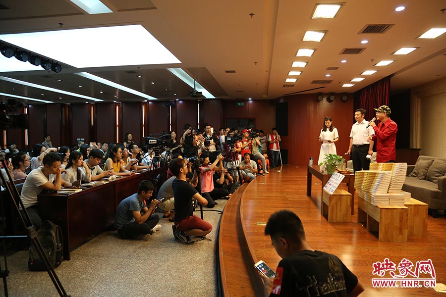 河南本土主流媒體基本全部到場，六小齡童接受記者提問。
