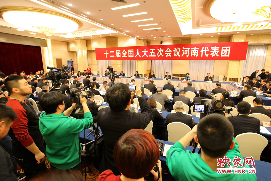 記者擠滿了媒體區(qū)，前來聽取河南“聲音”