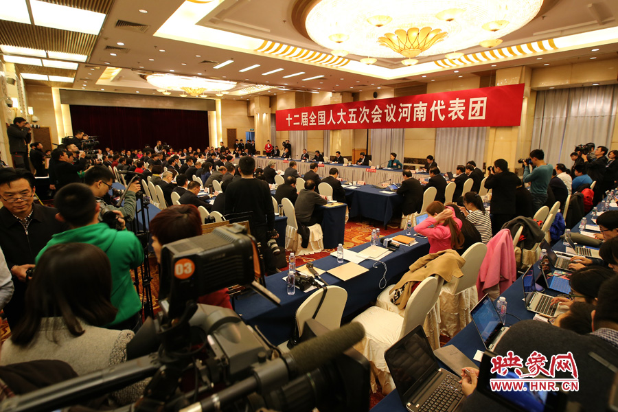河南代表團代表的每一次發(fā)言都成為現(xiàn)場境內(nèi)外媒體關(guān)注、熱議的話題
