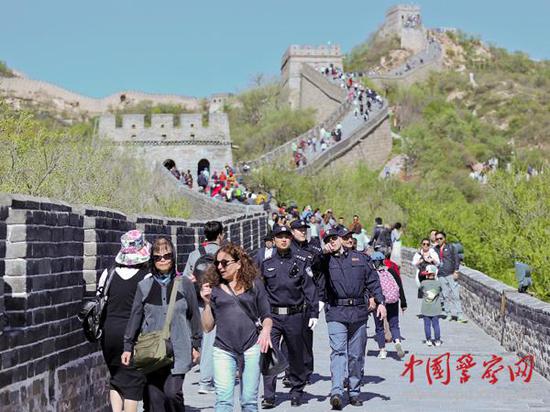 參加聯(lián)合巡邏的中意警察在長城上巡邏。本網(wǎng)記者 陳路坤 攝