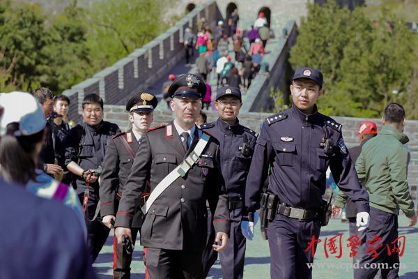 中意警察編隊巡邏。本網(wǎng)記者 陳路坤 攝