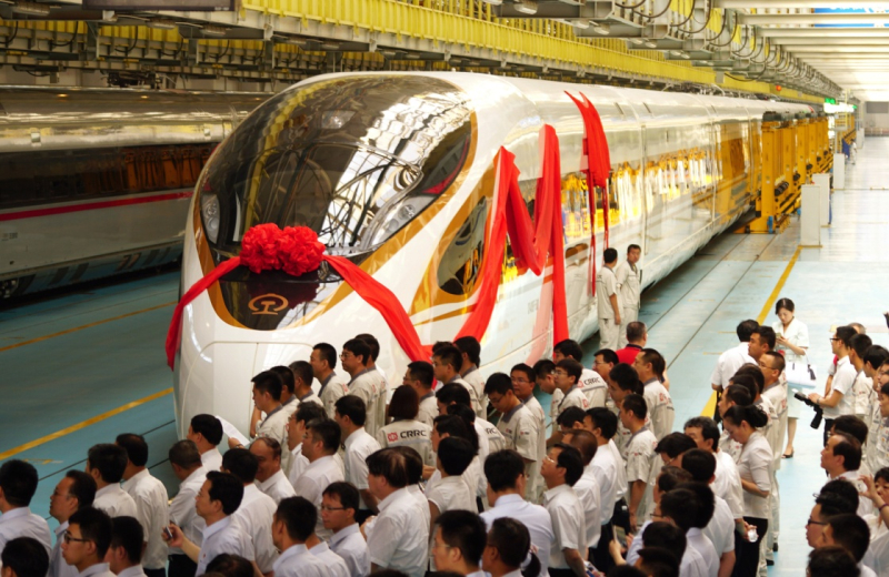 當(dāng)日，由中國鐵路總公司牽頭組織研制、具有完全自主知識產(chǎn)權(quán)、達(dá)到世界先進(jìn)水平的中國標(biāo)準(zhǔn)動車組被命名為“復(fù)興號”?！皬?fù)興號”將于6月26日在京滬高鐵兩端的北京南站和上海虹橋站雙向首發(fā)。