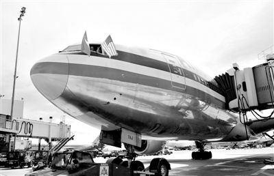 2011年4月5日，美國(guó)航空公司為洛杉磯至上海首條直飛航線的開(kāi)通舉行剪彩儀式。目前，美國(guó)航空、美國(guó)聯(lián)合航空和達(dá)美航空已經(jīng)向中國(guó)提交了飛行計(jì)劃。