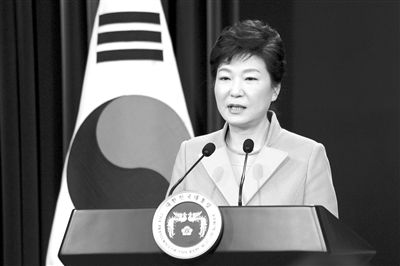1月6日，韓國總統(tǒng)樸槿惠在首爾總統(tǒng)府青瓦臺(tái)舉行的新年記者會(huì)上發(fā)言。新華社發(fā)