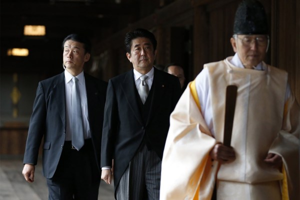 當?shù)貢r間2013年12月26日，日本東京，日本首相安倍晉三抵達靖國神社。