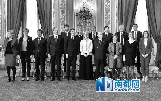 2月22日，在意大利羅馬總統(tǒng)府，新任總理馬泰奧·倫齊(前左五)與總統(tǒng)納波利塔諾(前右四)及新內(nèi)閣成員