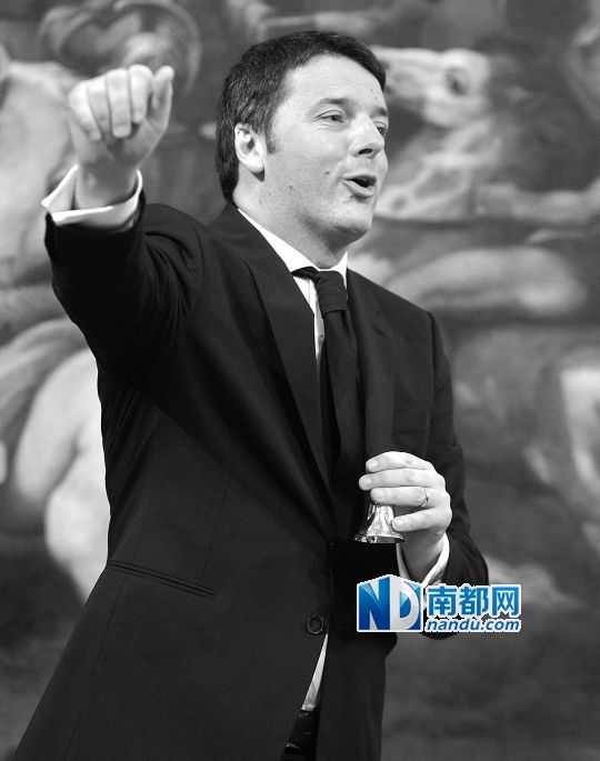 2月22日，在意大利羅馬總理府，新任總理馬泰奧·倫齊搖鈴象征正式行使總理權(quán)力。