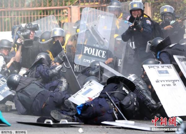 當(dāng)?shù)貢r(shí)間2月18日，泰國(guó)曼谷警方與示威者發(fā)生沖突。