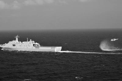 11日，抵達(dá)馬航飛機(jī)失聯(lián)海區(qū)的海軍井岡山艦與艦載直升機(jī)協(xié)同展開立體搜救行動。新華社發(fā)