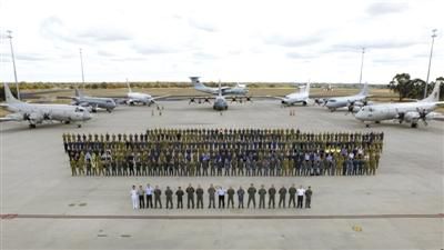 4月29日，澳大利亞珀斯，馬航MH370空中搜索正式結(jié)束，參與搜索的多國部隊在離開前留影紀念。