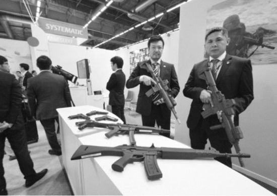 　日本企業(yè)在歐洲國際防務(wù)展上展示橡膠槍。