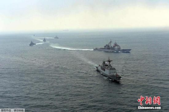 資料圖： 2014年3月14日，韓國與美國軍艦參加韓美2014“鷂鷹”聯(lián)合軍演。