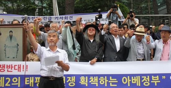 7月2日，在韓國(guó)首爾的日本駐韓國(guó)大使館前，民眾手持標(biāo)語參加抗議活動(dòng)。