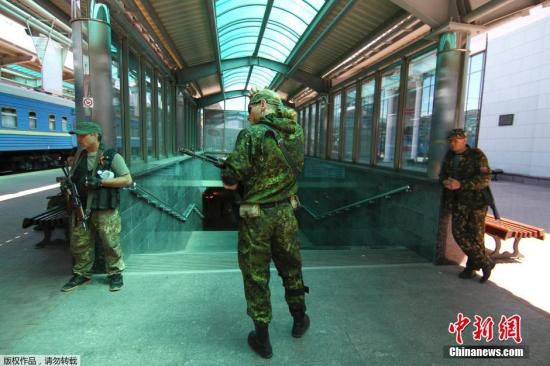 烏克蘭政府軍和民間武裝在頓涅茨克機場火車站附近發(fā)生激烈交火,火車站附近街道受到炮彈猛烈襲擊。