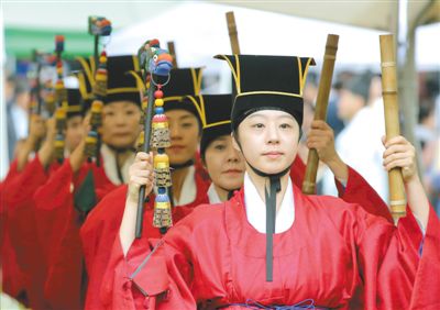 3日，韓國首爾，成均館內(nèi)，民眾穿著傳統(tǒng)服飾跳舞迎接中秋。中秋和春節(jié)一樣，是韓國最重要的傳統(tǒng)節(jié)日。