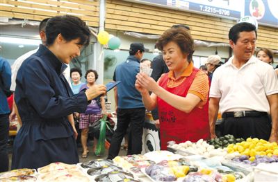 5日，韓國首爾，韓國總統(tǒng)樸槿惠在中秋前視察市場，購買過節(jié)食品。