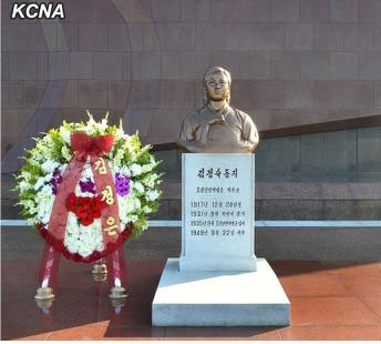 　朝鮮22日在大城山革命烈士陵園舉行向抗日女英雄金正淑女士銅像敬獻(xiàn)花圈儀式，紀(jì)念她的逝世65周年。
