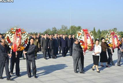 　朝鮮勞動(dòng)黨中央委員會(huì)、最高人民會(huì)議常任委員會(huì)和內(nèi)閣分別向銅像敬獻(xiàn)了花圈。