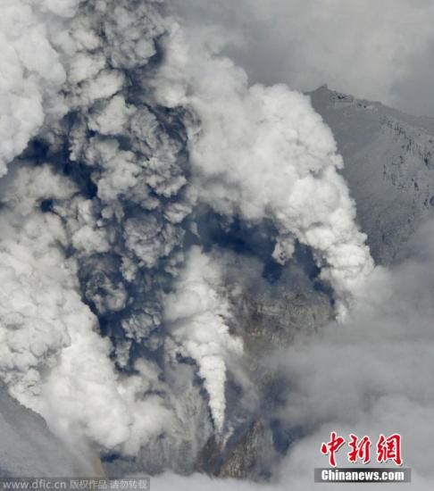 日本中部御岳山發(fā)生噴發(fā)，或已造成數(shù)人受傷。這座日本第二高的火山噴出高達3公里的火山灰。