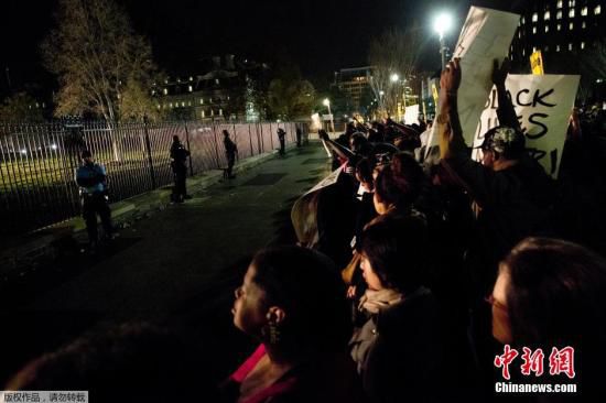 美國(guó)白宮前擠滿了抗議槍殺黑人青年的白人警察免遭起訴案件的美國(guó)民眾。