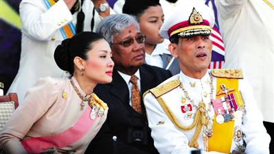 蒙西拉米左與哇集拉隆功王儲右一同參加活動。