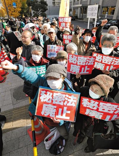 10日，日本東京，民眾聚集在首相官邸前，抗議當天生效的《特定秘密保護法》。