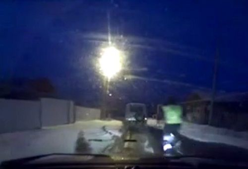 警車追逐中仍未追上可疑汽車，此時令人震驚的一幕出現(xiàn)，一名警察從警車中跳出來，向可疑車輛跑去。